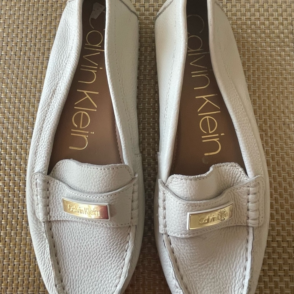 Calvin Klein Women's White Pebble Grain Sz 8.5 Loafers